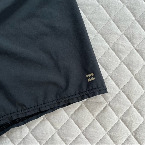 Billabong womens boardshorts - Picture 3 of 8